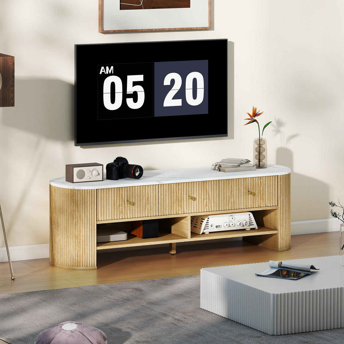 Meuble TV 140 cm, meuble télé pour téléviseur 65 pouces effet marbre 3 tiroirs façades à cannelures effet bois naturel-1