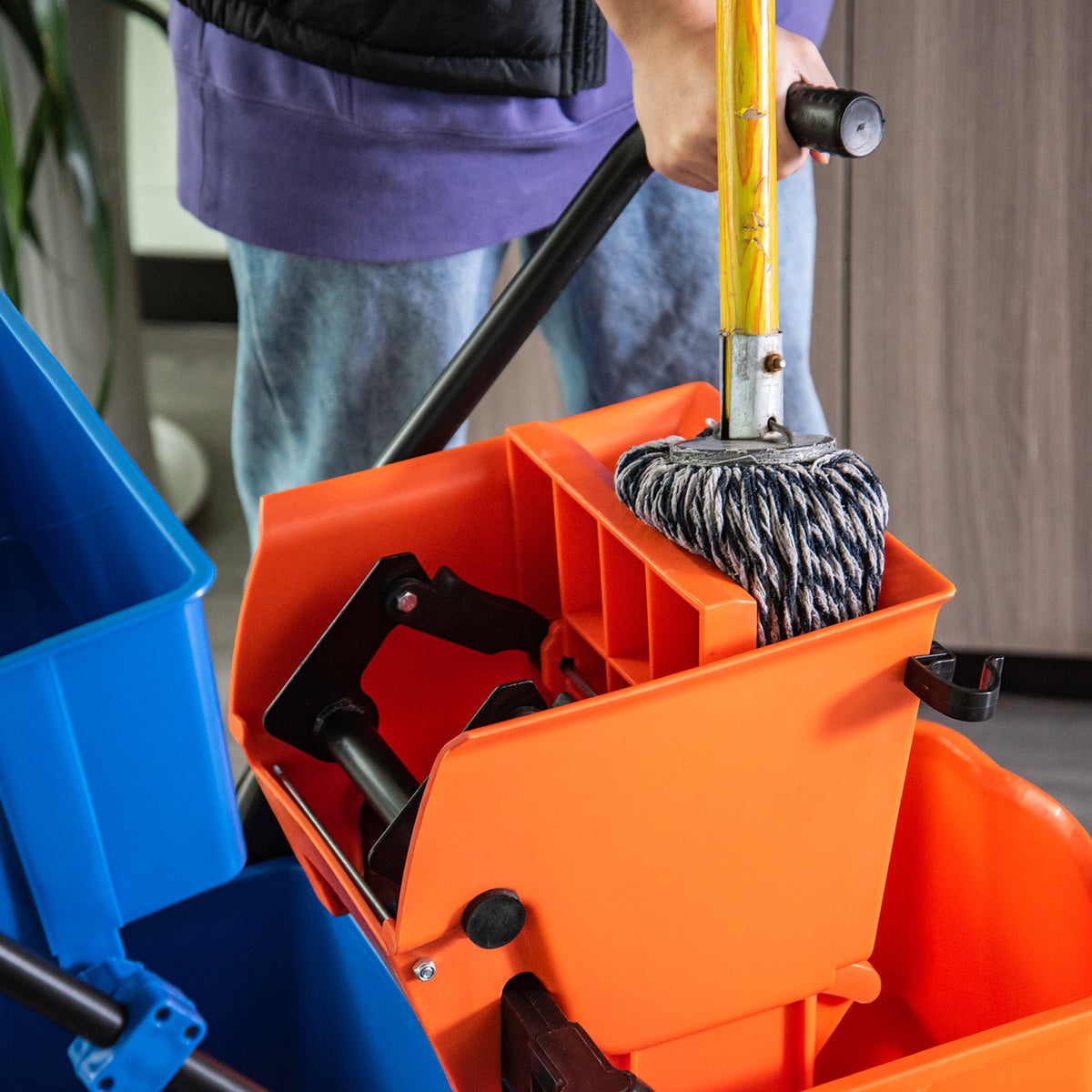 Chariot de ménage chariot de lavage professionnel essoreuse latérale seau 26 L + panier de rangements 78 x 45 x 95 cm métal et plastique orange-7