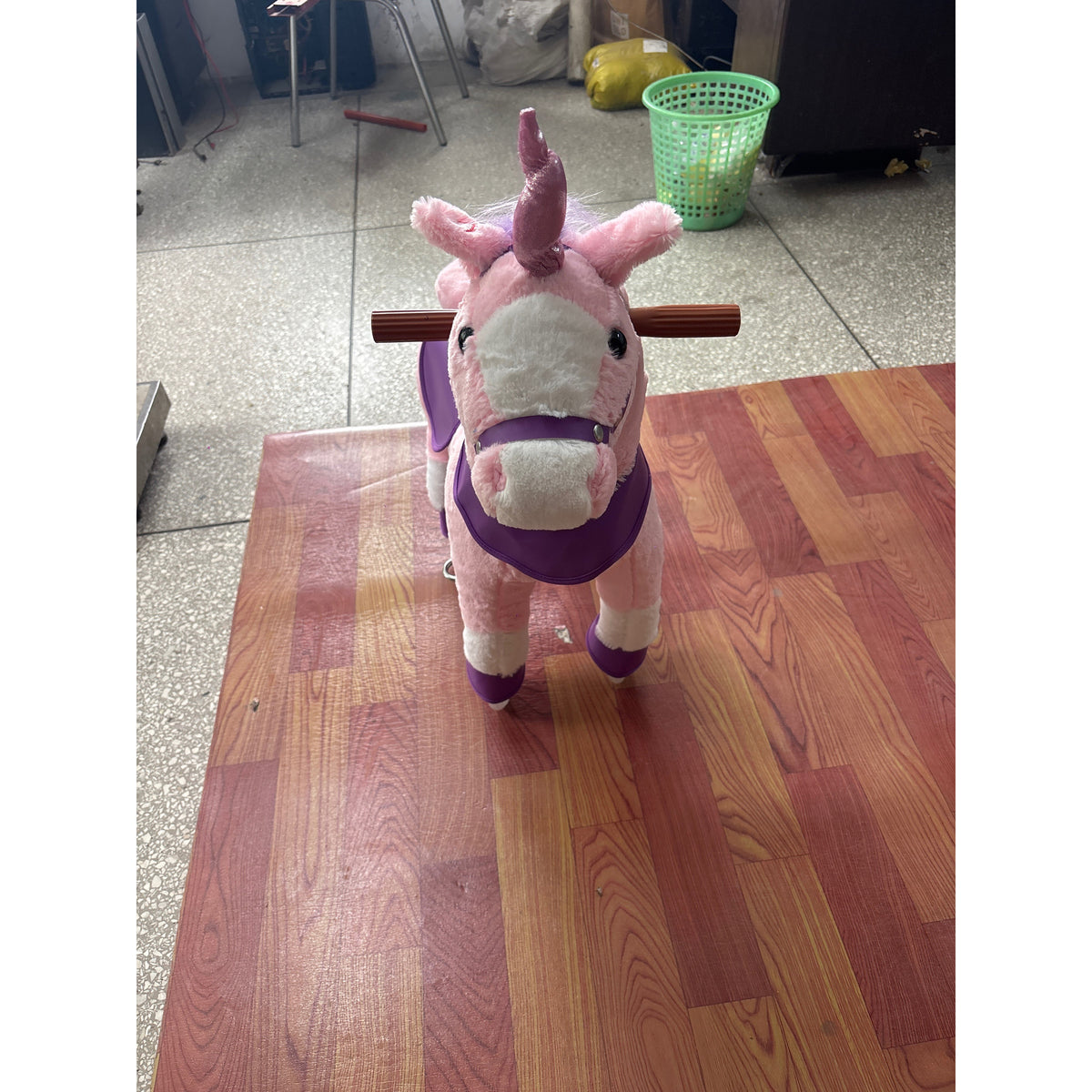 Cheval pour enfants 2+ ans avec 4 roues et hennissements, Tête pivotante, Design à pédales, Capacité 60 kg, Rose-0