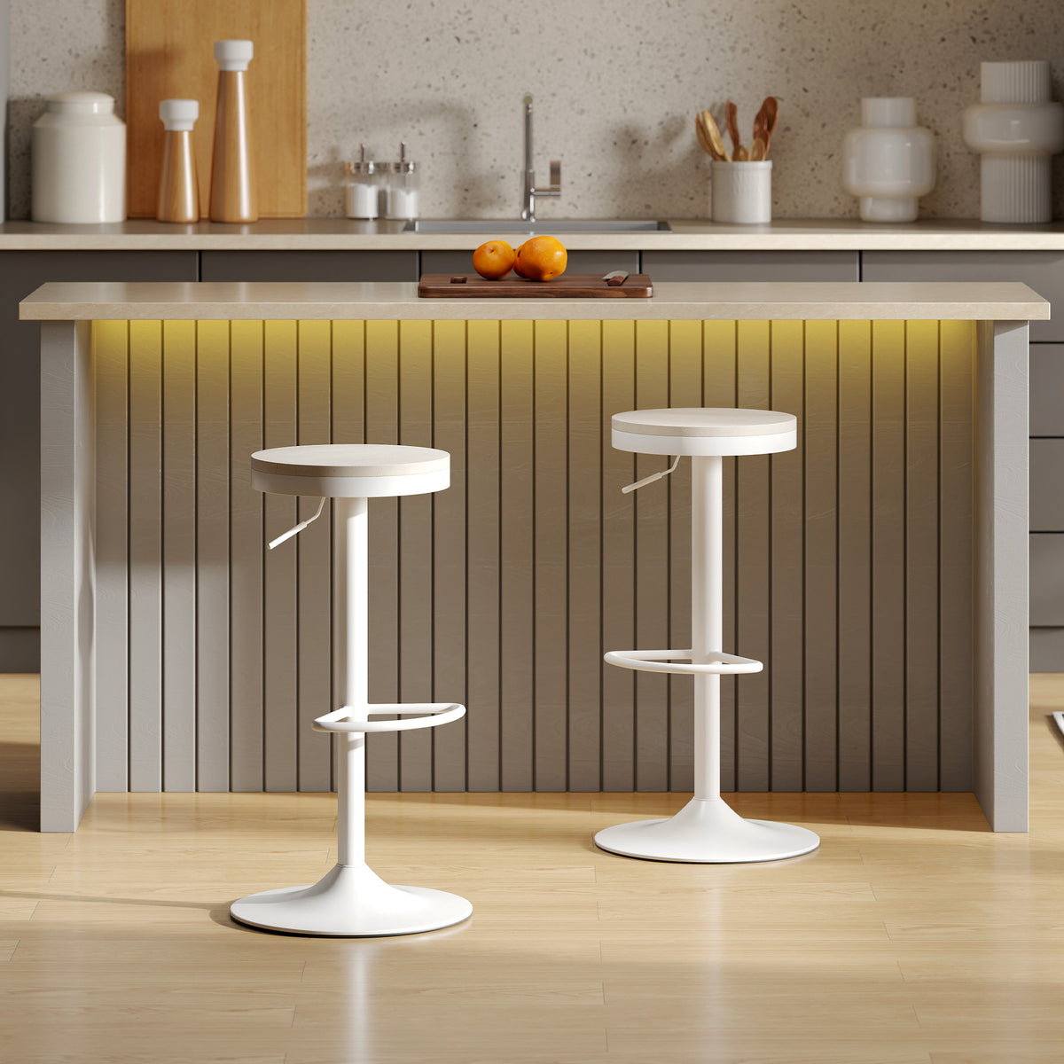 Lot de 2 tabourets de bar, chaises de bar pivotantes avec assise en hévéa, hauteur réglable et repose-pieds, blanc-1