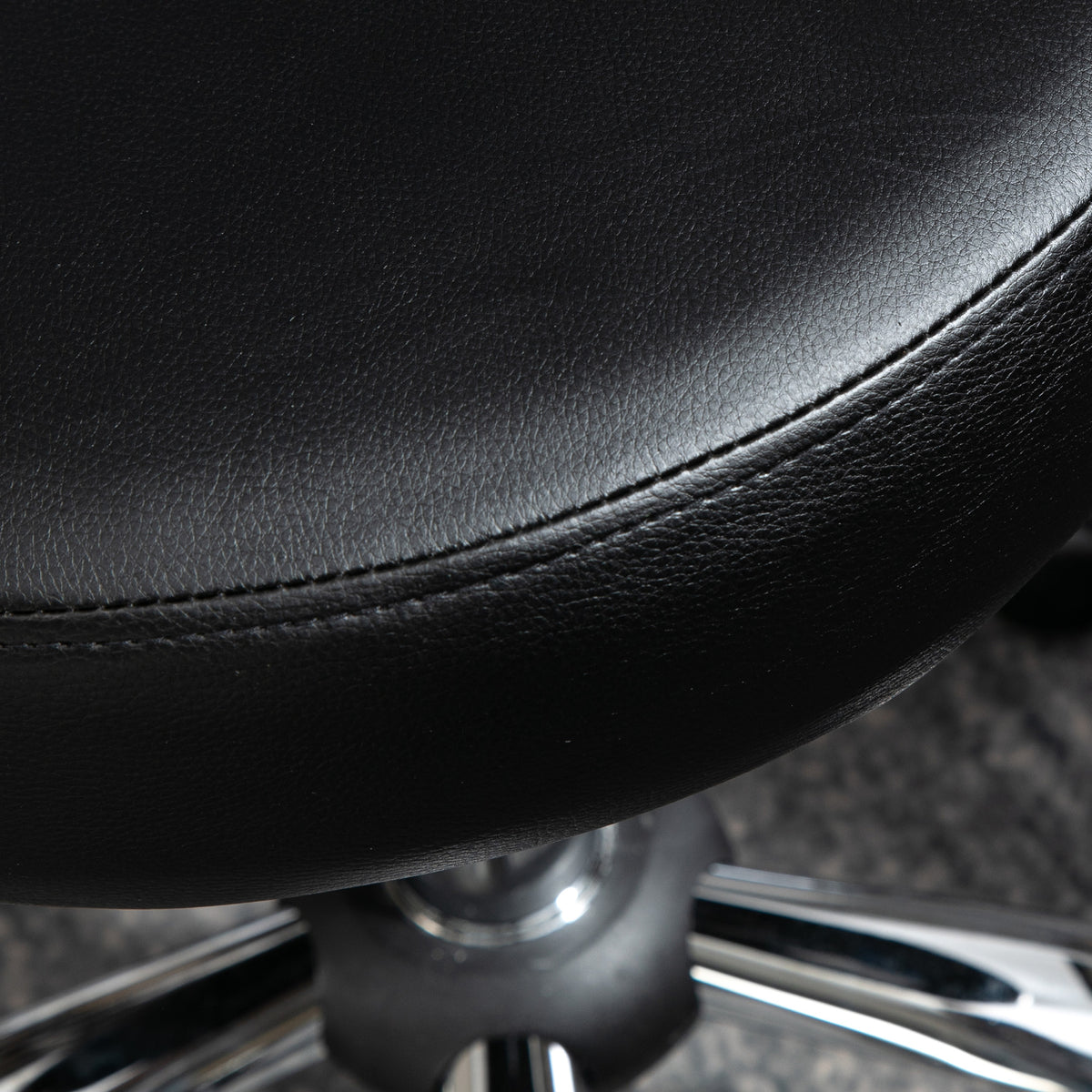 Tabouret à roulettes, tabouret de massage en PU avec hauteur réglable 73-88cm et dossier, chaise de travail pivotant 360°, cadre en acier, pour salon de massage, tatouage, clinique, spa, noir-8