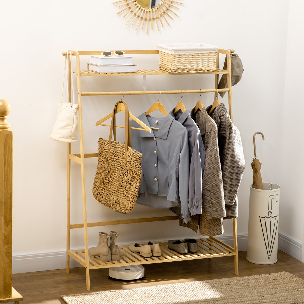 Portant à vêtements penderie porte-manteau avec 2 étagères 2 crochets et 1 barre de suspension en bambou-1