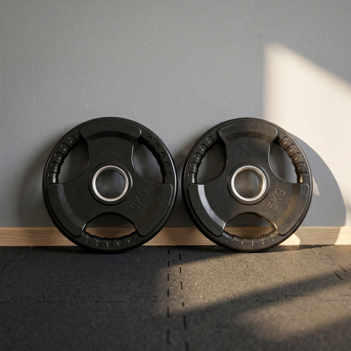 Disques de poids en fonte, plaques de poids 2 x 5 kg, à 3 poignées avec trous de Ø 50 mm, couverture en caoutchouc, noir-1