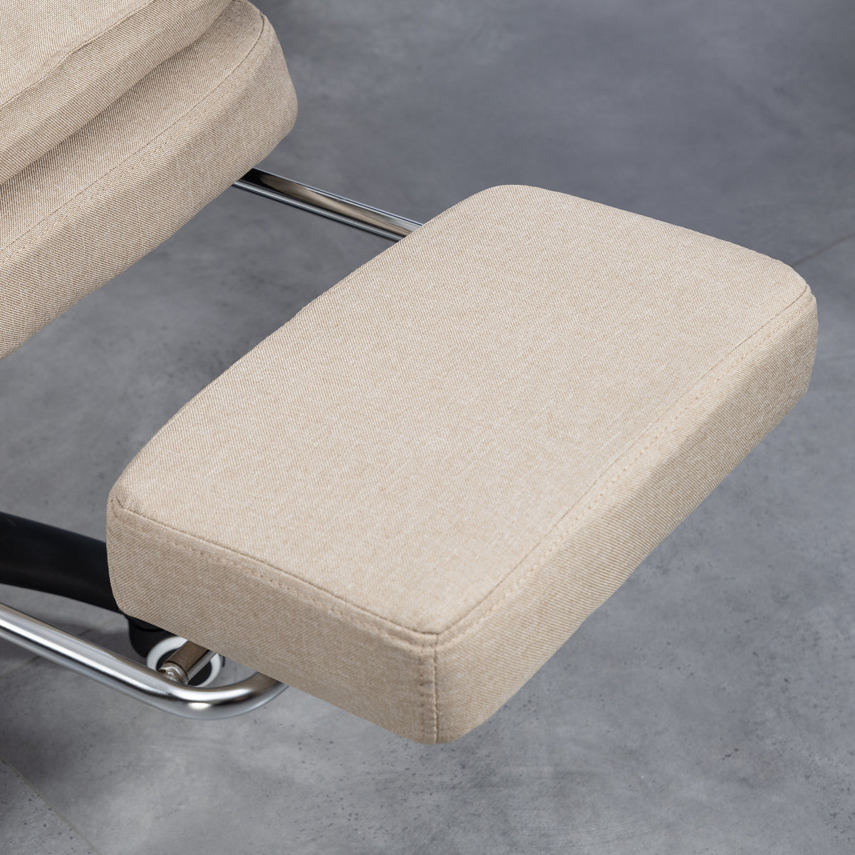 Fauteuil de bureau massant avec hauteur réglable, dossier inclinable, repose-pied intégré et télécommande filaire beige-9