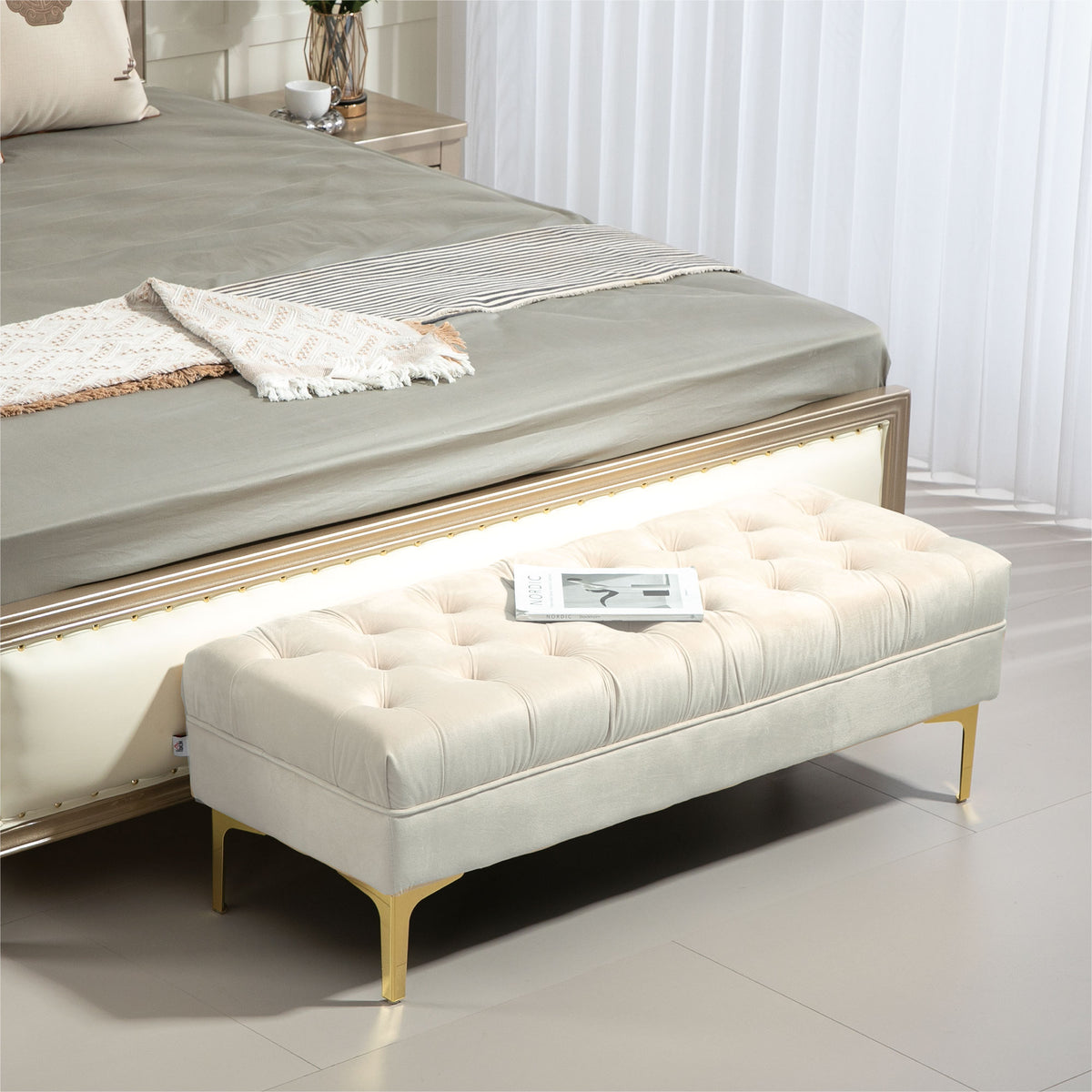 Banc banquette capitonnée bout de lit style classique chic dim. 118L x 45l x 42H cm piètement métal doré velours beige-1