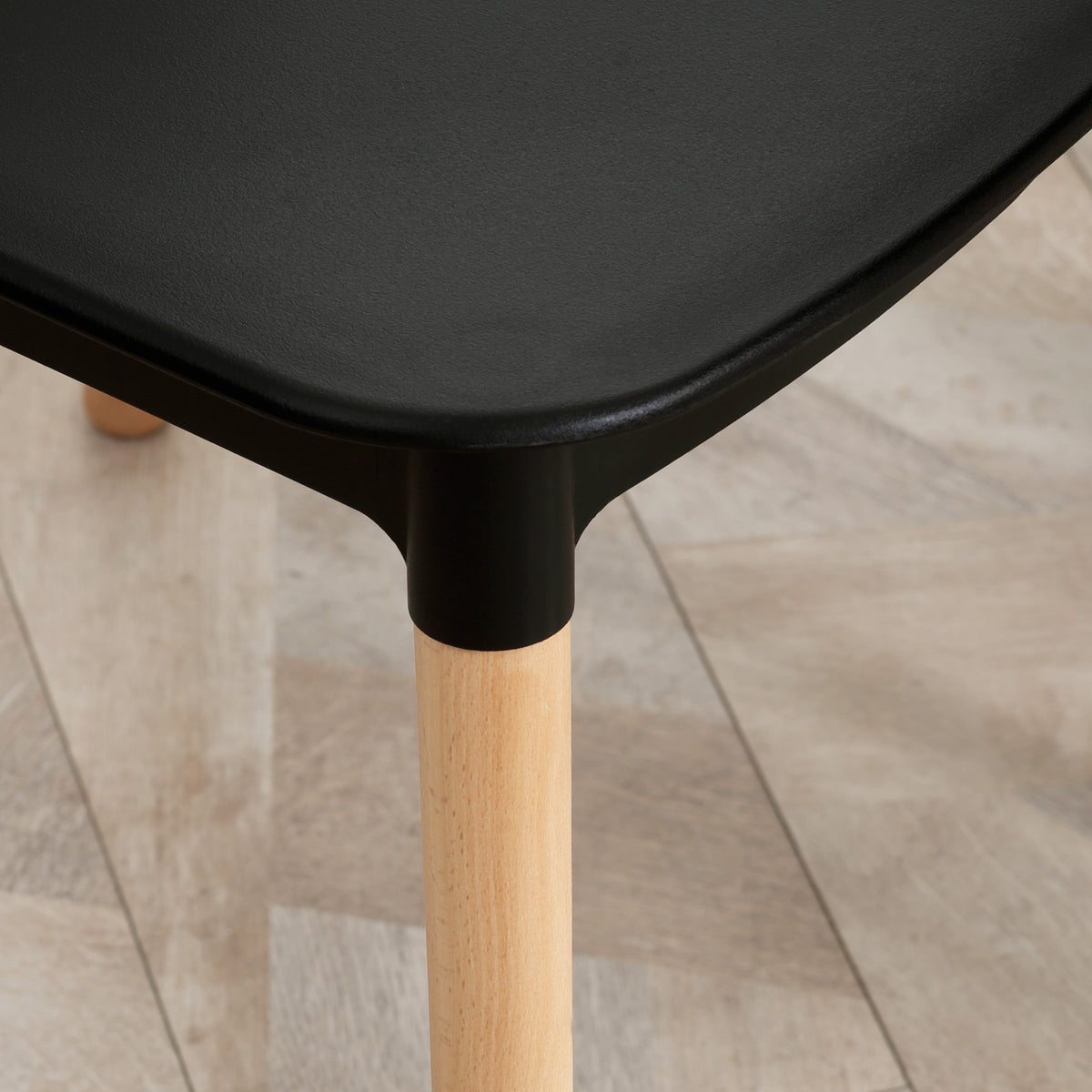 Lot de 4 chaises style scandinave dossier haut assise en polypropylène pieds en hêtre 48 x 52,5 x 83 cm noir-7